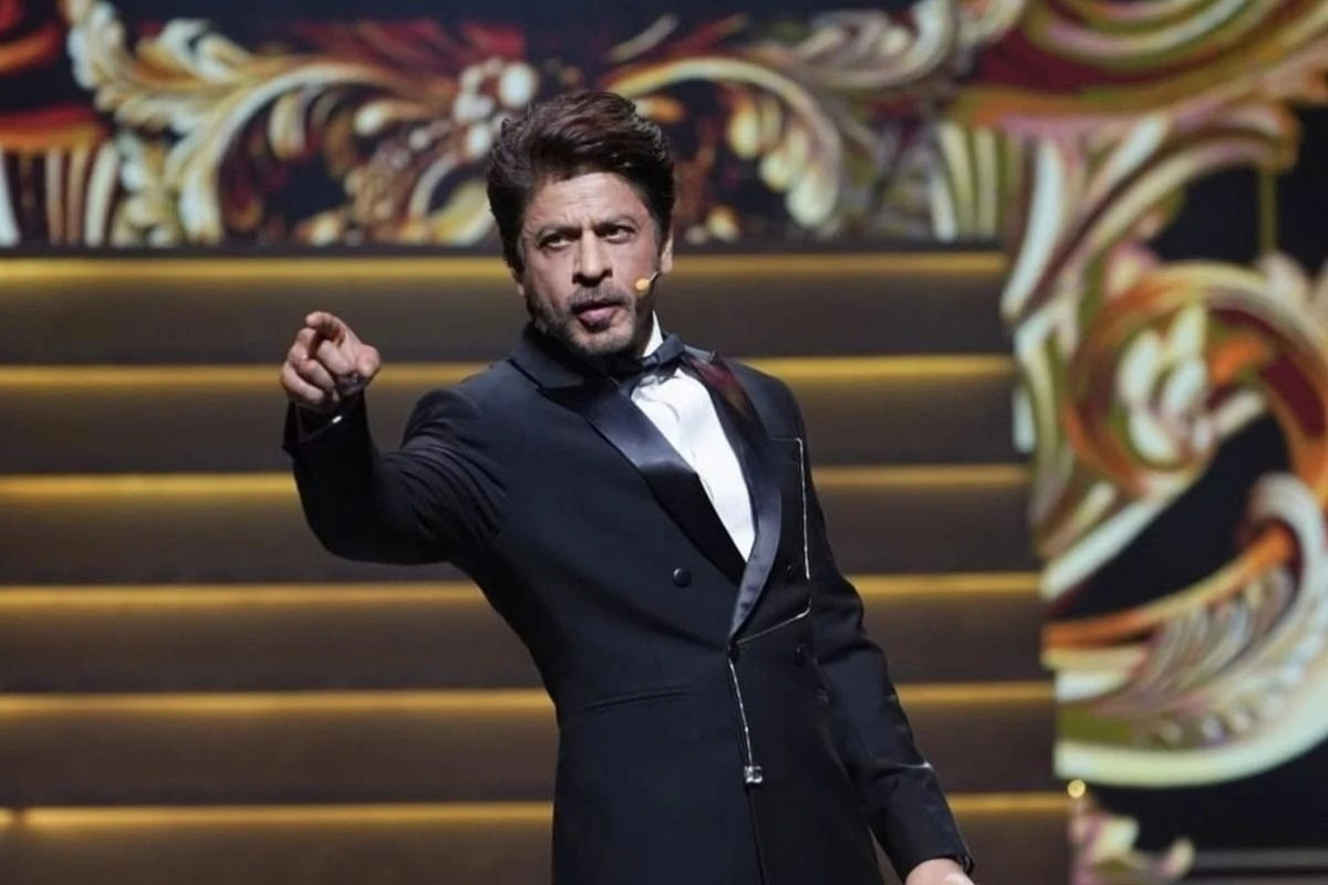 image source: https://tribune.com.pk/story/2499530/shah-rukh-khan-makes-a-triumphant-return-wins-best-actor-at-iifa-awards-in-abu-dhabi