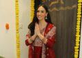 https://stat4.bollywoodhungama.in/wp-content/uploads/2025/12/Lauren-Gottlieb-performs-Grah-Pooja-in-new-house.jpg
