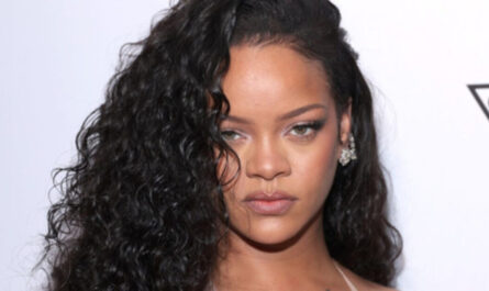 https://www.pinkvilla.com/pics/500x500/1211467338_rihanna-plastic-surgery-rumors-1_202502.jpg